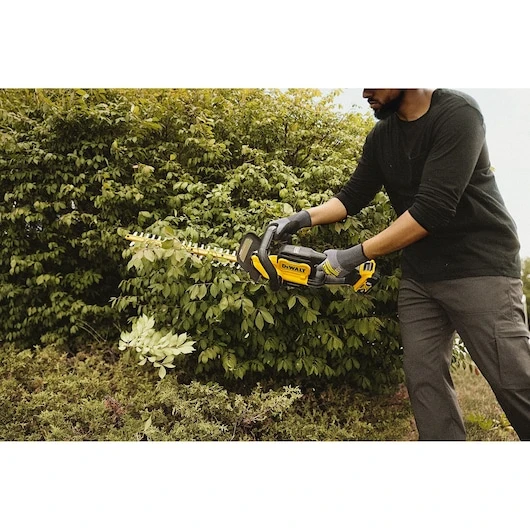 DeWalt 20V MAX 22-Inch Hedge Trimmer 7 DeWalt 20V MAX 22-Inch Hedge Trimmer - Image 5